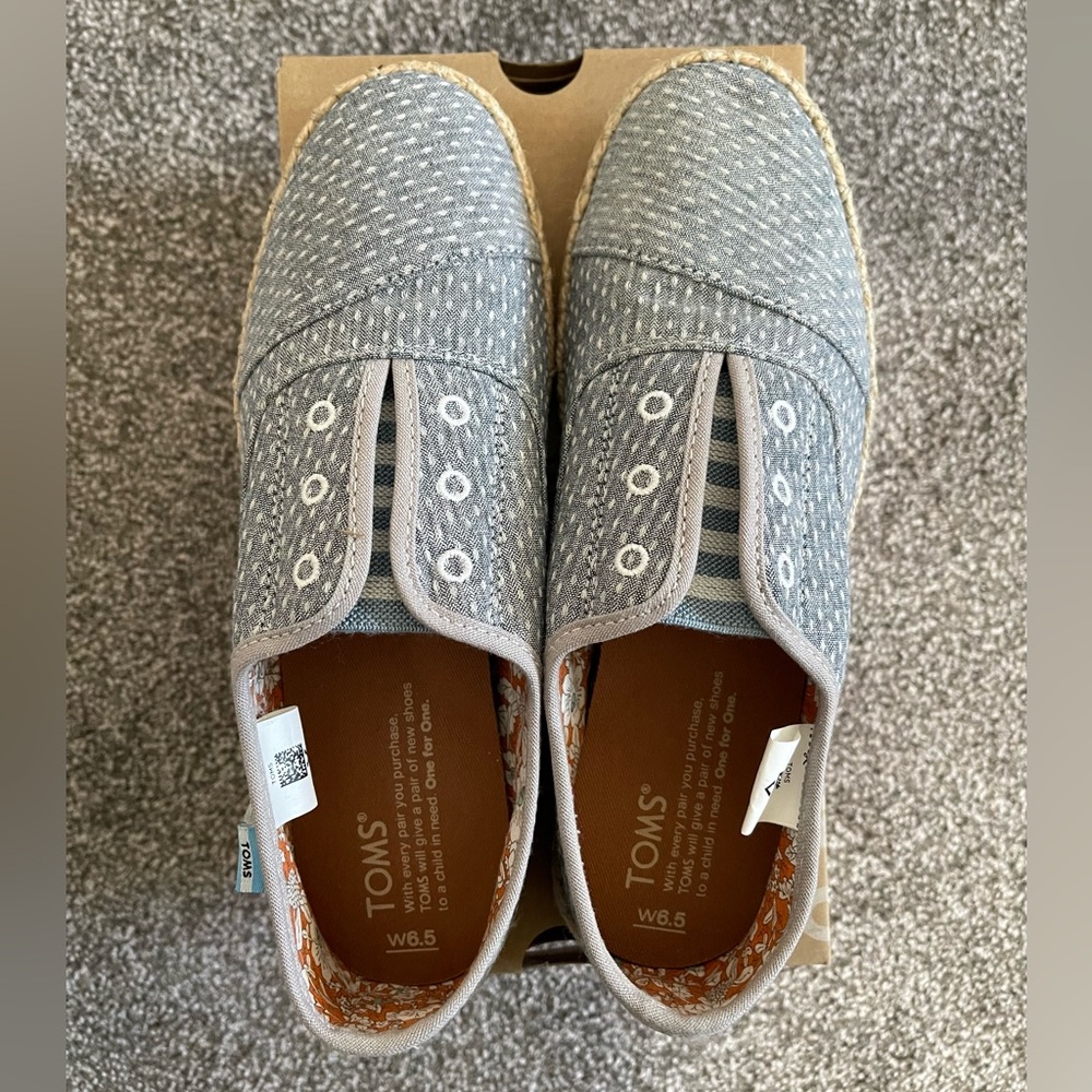 TOMS Women’s 6.5 Palmera Slip on Chambray Dot